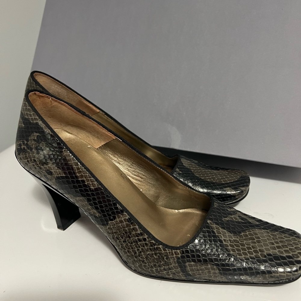 Heels with handmade leather upper